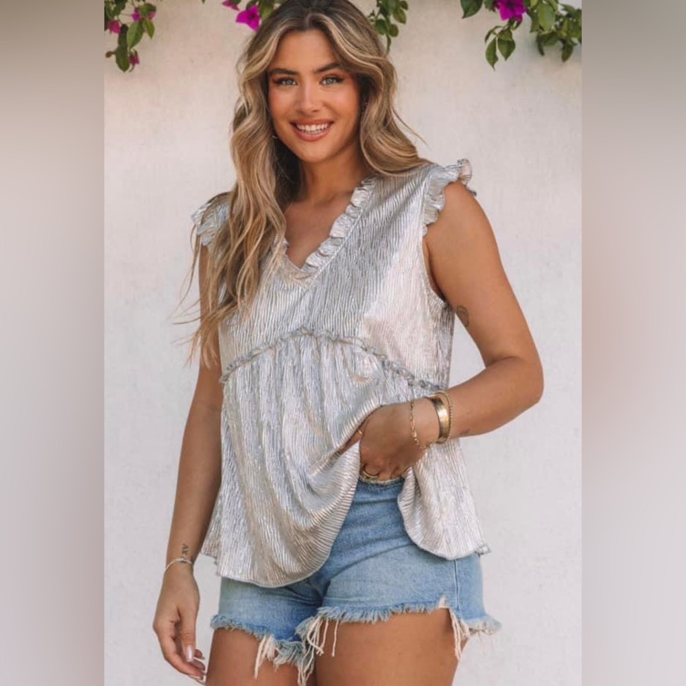 🌟Metallic shimmer v-neckline top